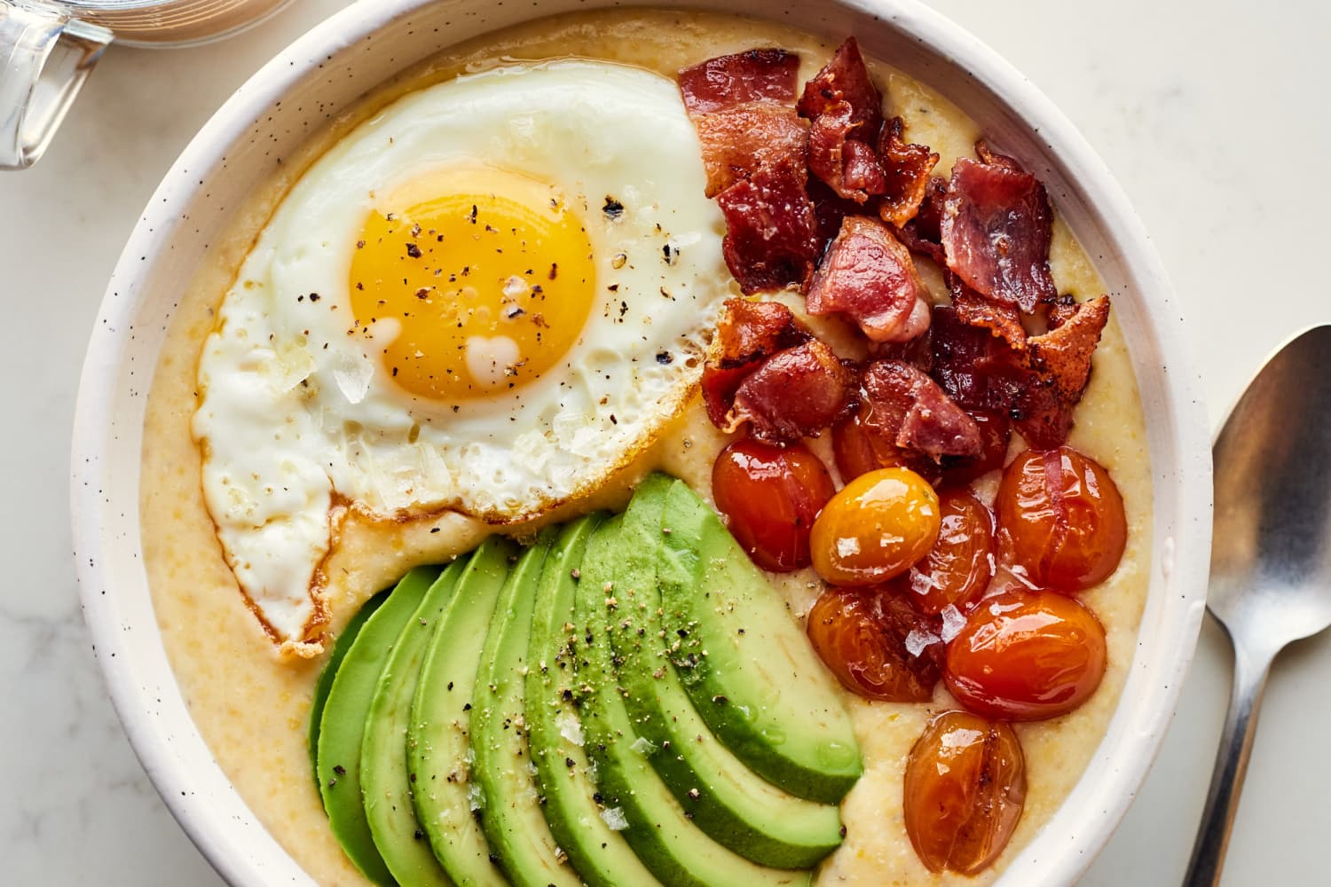 Cheesy Grits with Fried Eggs and Bacon